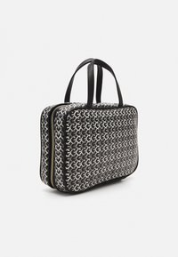 Borsa a fantasia bianca e nera con esterno sintetico, doppia cerniera e manici corti; forma rettangolare con texture liscia.