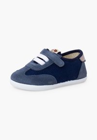 Baskets bébé bleu marine et gris avec lacets élastiques blancs, une bride en Velcro et une semelle en caoutchouc blanche sur fond blanc.