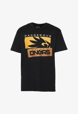Schwarzes Baumwoll-T-Shirt mit einem großen gelben Grafikdesign, auf dem das Wort "DANGEROUS" und ein stilisiertes Vogelmotiv zu sehen sind. Kurze Ärmel, Rundhalsausschnitt.