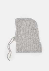 Graue gestrickte Mütze mit einem gerippten Muster, die eine enganliegende Passform hat und zwei lange Bindebänder zur Anpassung aufweist. Hergestellt aus weichem, warmem Material.