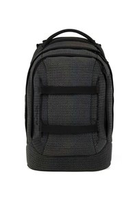 Schwarzer Mesh-Rucksack mit gepolstertem Rücken, zwei vorderen Riemen und abgerundetem oberen Teil. Verfügt über einen strukturierten Stoff und kontrastierende Reißverschlussdetails.