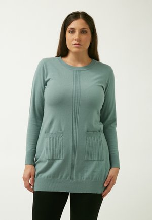 Langærmet sweater i dæmpet teal, med et ribbet mønster, to forlommer med lodret plissering og en rund halsudskæring. Blød, tætsiddende design.