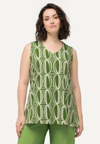Groene mouwloze top met een gedurfde witte geometrische print, met een V-hals en een relaxte pasvorm. De stof heeft een gladde textuur.