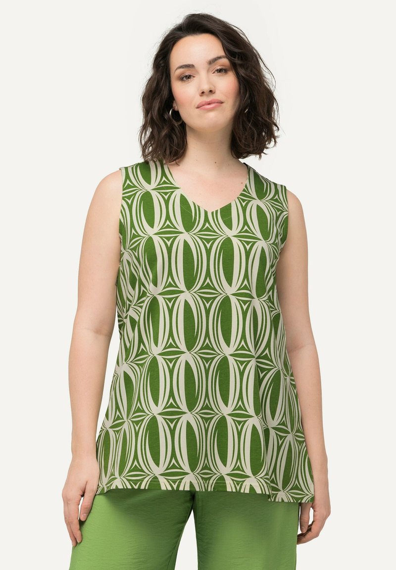 Groene mouwloze top met een gedurfde witte geometrische print, met een V-hals en een relaxte pasvorm. De stof heeft een gladde textuur.