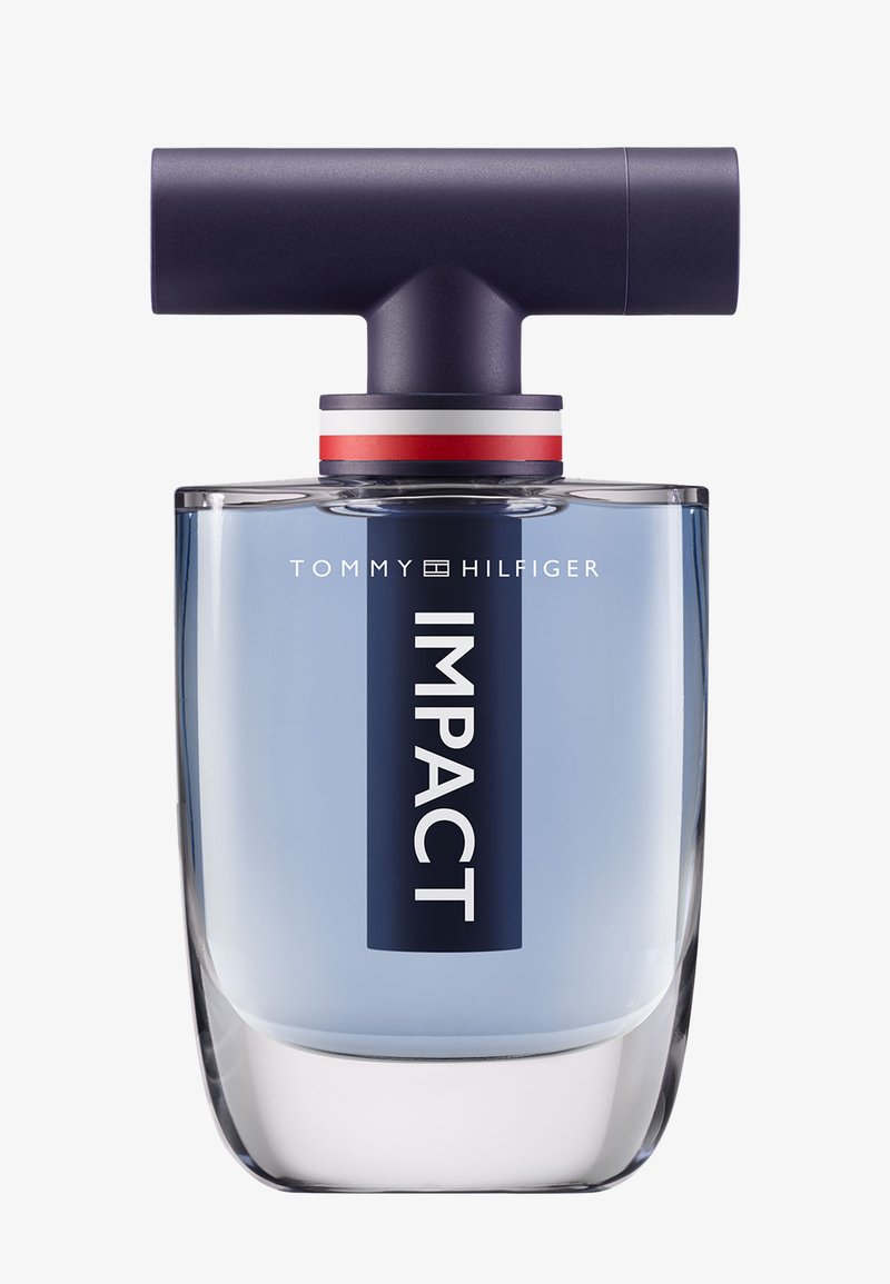 Tommy Hilfiger Impact Herrenduftflakon mit blau getöntem Glas, dunkelblauem T-förmigen Verschluss und rot-weiß-blauem Ringakzent.