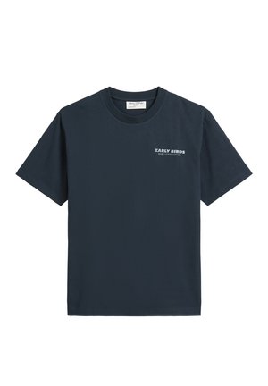 Marineblauw katoenen T-shirt met een ronde hals, korte mouwen en een klein wit logo "EARLY BIRDS" op de borst. Zachte textuur.