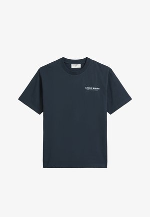 Marineblauw katoenen T-shirt met een ronde hals, korte mouwen en een klein wit logo "EARLY BIRDS" op de borst. Zachte textuur.