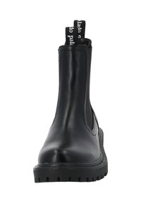 Czarne skórzane kowbojki za kostkę z elastycznymi panelami bocznymi, teksturowaną powierzchnią, płaską podeszwą oraz pętelką z białym logo na pięcie.