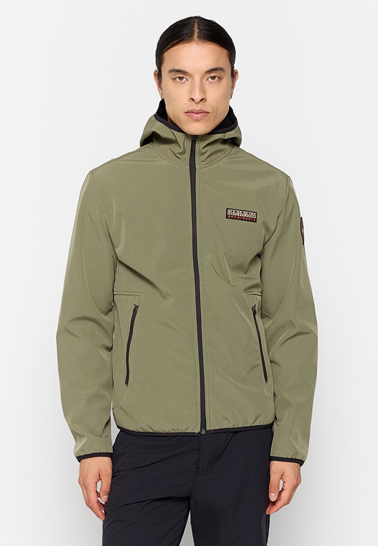 Veste imperméable vert olive avec fermeture éclair à l'avant, capuche ajustable, accents noirs, deux poches latérales et logo de marque sur la poitrine.