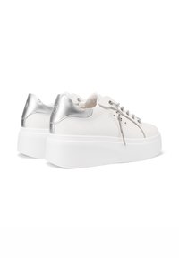 Sneaker platform bianche in pelle con dettagli argentati, dotate di lacci decorativi e un particolare texture sul tallone per un contrasto aggiuntivo.
