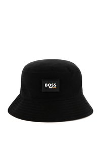Zwarte bucket hat van katoen, voorzien van een vierkante patch met het woord "BOSS" in het wit en bruin. Gestikte details op de rand.