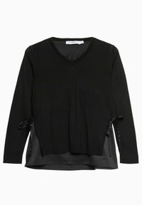 Pull noir à couches avec un col en V, comprenant un haut en tricot et des accents en satin sur les côtés, noués avec des nœuds pour un ajustement réglable.