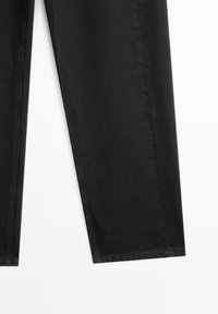 Schwarze Jeansbeine aus Denim, gerade gezeigt, mit sichtbaren Seitennahten und Säumen auf weißem Hintergrund.