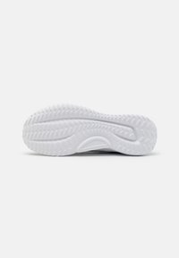 Reebok LITE 4 - Maanteejooksu jalatsid - core black/footwear white/pugry4