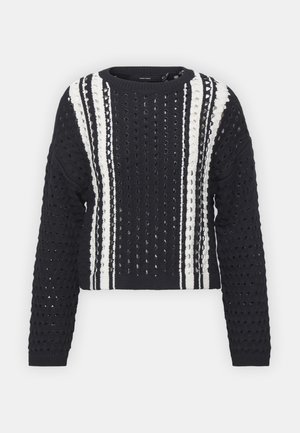 Marineblå strikkegenser med hvite striper, som har et strukturert mønster og åpen vevdesign. Lange ermer og rund hals.