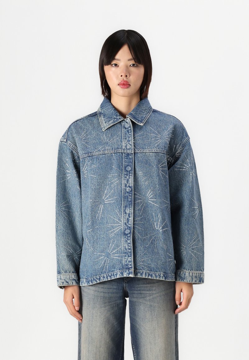 Jeans jakna v svetlo modri barvi, z gumbnim zapiranjem spredaj, koničastim ovratnikom in vezenimi cvetličnimi vzorci s srebrnimi akcenti.
