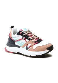 Sneaker multicolore con tomaia in suede e mesh, con accenti neri, rosa e acquamarina, lacci texture, e suola bianca e nera.