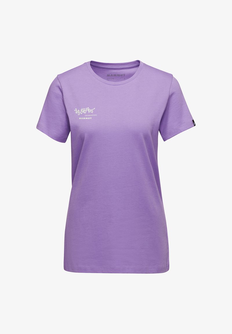 Fioletowa bawełniana koszulka z krótkim rękawem, okrągłym dekoltem i białym nadrukiem logo z przodu. Gładka faktura z regularnym krojem.