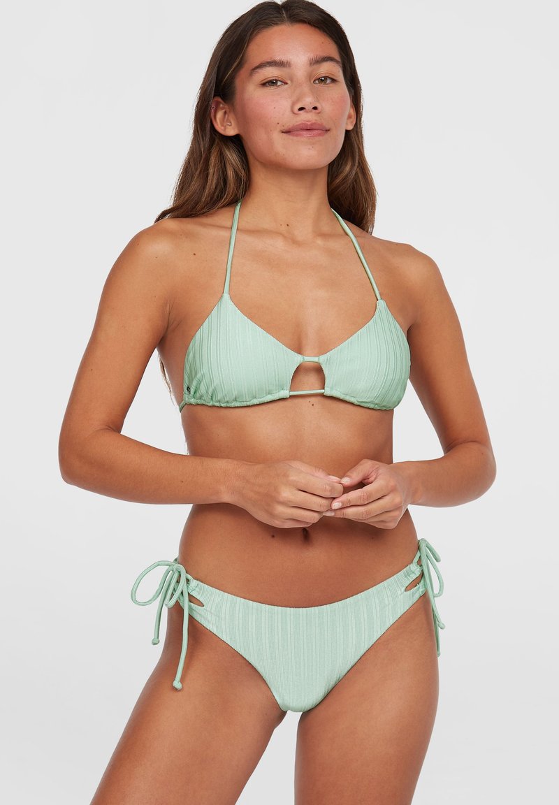 Mintgrønn bikini med ribbet tekstur. Toppen har et utskjært midtparti og justerbare stropper, mens bunnene har sidesnøring.