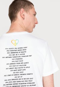 Levi's® COMMUNITY TEE UNISEX - T-shirt estampada - white