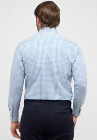 Camicia a maniche lunghe a quadri blu chiaro e verde, con colletto a punta, polsini con bottoni e tessuto in cotone morbido. Design a vestibilità slim.