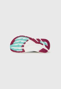 Semelle de chaussure avec une base blanche ornée d'accents bordeaux et teal, des motifs texturés pour la traction, et un design sculpté pour la flexibilité.