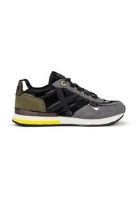 Zapatos deportivos en negro y gris, con una combinación de materiales de cuero y ante, que presentan detalles en amarillo, puntera redondeada y suela texturizada.