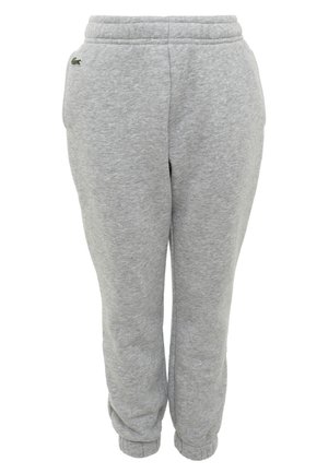 Pantalones deportivos de forro polar gris claro con cintura y puños elásticos, bolsillos laterales y un pequeño logo de cocodrilo verde en la cadera izquierda.