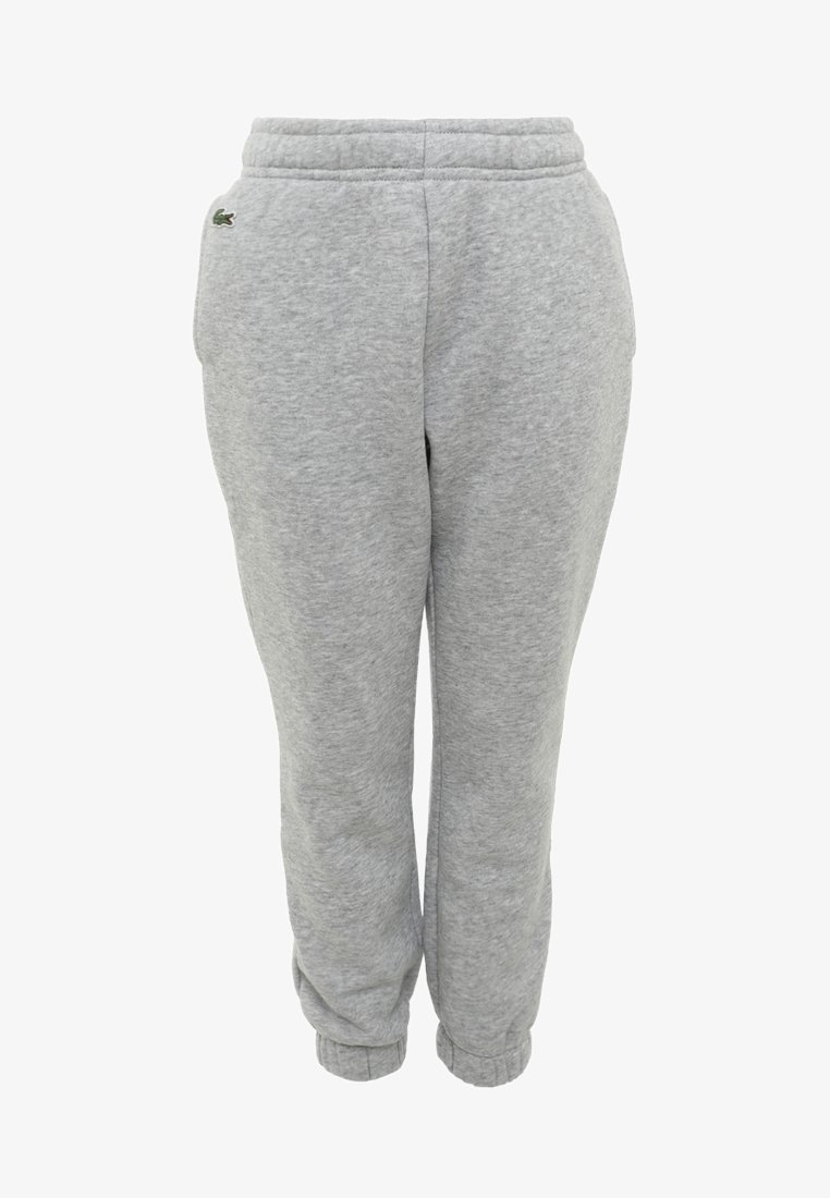 Pantalones deportivos de forro polar gris claro con cintura y puños elásticos, bolsillos laterales y un pequeño logo de cocodrilo verde en la cadera izquierda.