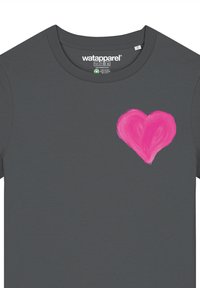 Grijze T-shirt met korte mouwen van zachte stof, voorzien van een groot, textuurhart in roze op de linkerkant van de borst.