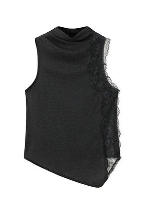 Haut noir sans manches avec un col montant et un détail en dentelle florale sur le côté droit s'étendant de l'épaule à l'ourlet.