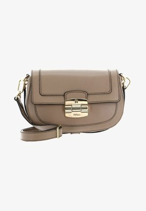 Bolso bandolera de cuero topo con cierre dorado y correa ajustable, solapa rectangular y bordes texturizados.