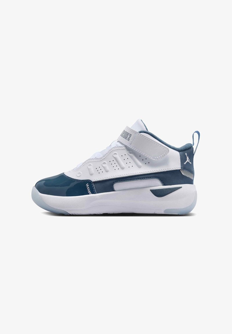 Λευκό και ναυτικό μπλε sneaker με ψηλό πέλμα, ιμάντα βέλκρο, διάτρητες πλευρές και λουράκι στο πίσω μέρος, εμφανίζεται σε πλευρικό προφίλ.