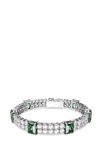 Bracelet ton argent avec des pierres rectangulaires vertes et transparentes, liées en un motif alterné, avec une fermeture à fermoir sécurisé.