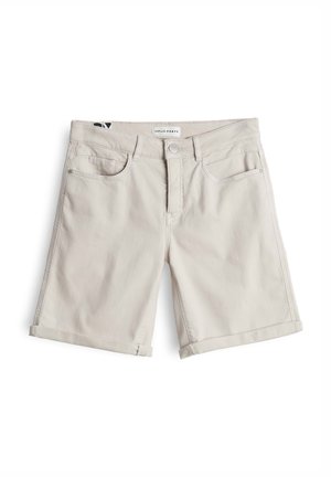 Helle beige Jeans-Shorts mit umgeschlagenen Säumen, zwei Vorderaschen und einem gesteppten Bund. Glatte Textur und minimalistisches Design.