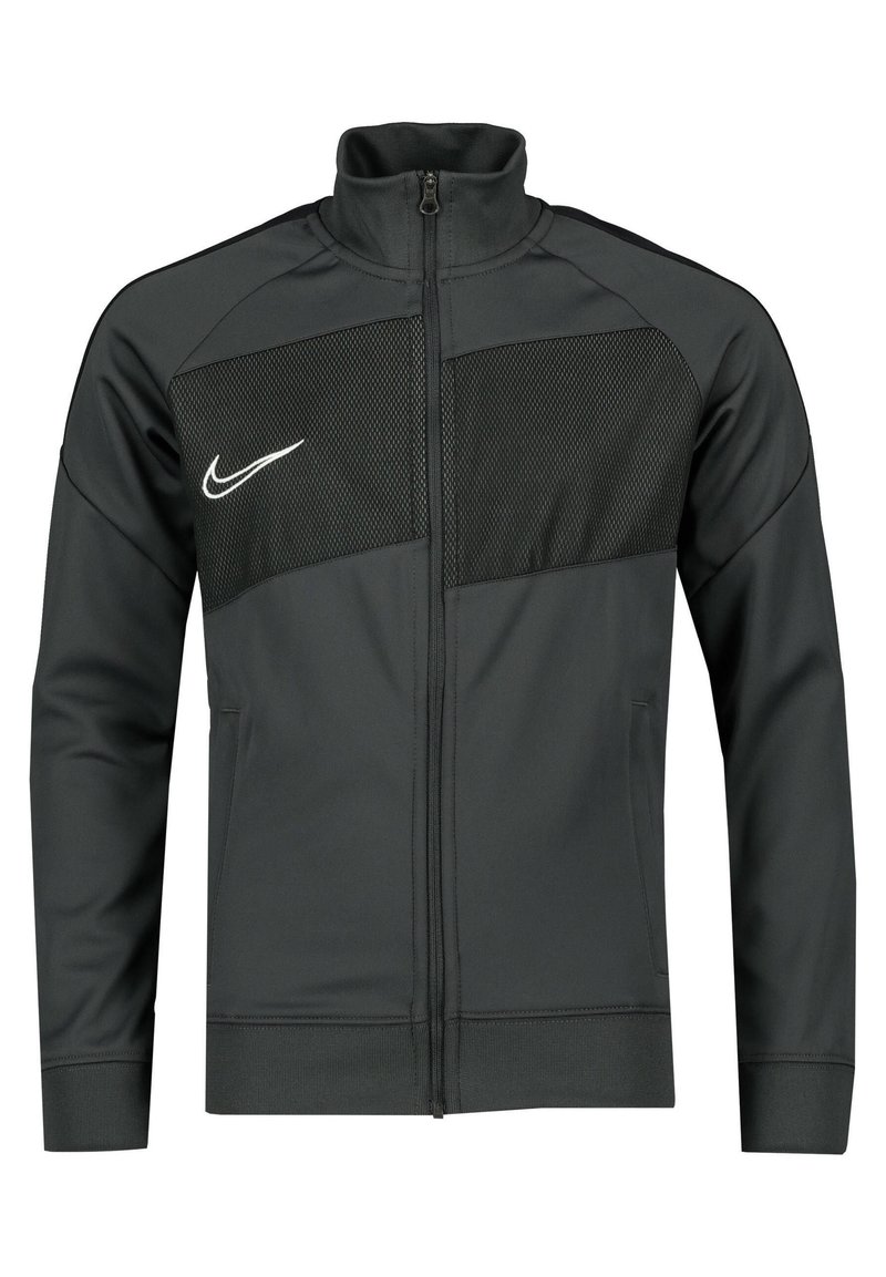 Veste de sport noire avec un col haut, fermeture éclair à l'avant, panneau en maille sur la poitrine, arborant le logo swoosh de Nike en blanc sur le côté gauche.