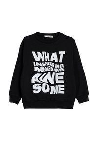 Zwarte sweatshirt van katoen met opvallende witte tekst die luidt: "WAT MIJ INSPIRERT MAKEN Mij GEWELDIG" in verschillende vervormde lettertypen.