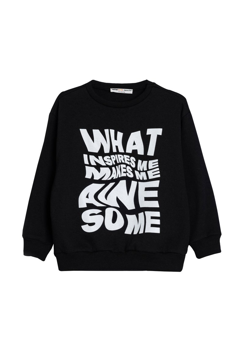 Zwarte sweatshirt van katoen met opvallende witte tekst die luidt: "WAT MIJ INSPIRERT MAKEN Mij GEWELDIG" in verschillende vervormde lettertypen.