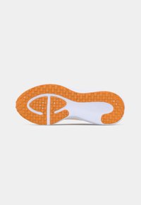 La suola della sneaker Nike presenta un motivo in gomma arancione testurizzato con un accento bianco, che mostra una forma arrotondata e un design del battistrada distintivo.