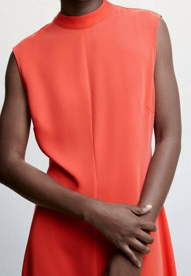 Rotes ärmelloses Kleid mit hohem Ausschnitt, das eine klare Silhouette, eine Vordernaht und eine glatte Stofftextur aufweist. Keine sichtbaren Muster oder Akzente.