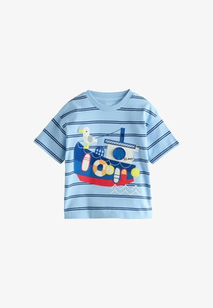 Világoskék kék baba póló tengerészkék csíkokkal, színes hajóval, mentőgyűrűvel és sirállyal hímzett mintával az elején.