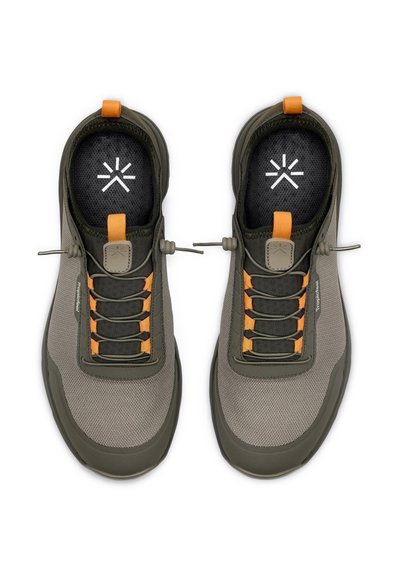 Scarpe da ginnastica verdi e grigie con tomaia in mesh, dettagli arancioni, lacci elastici e una soletta nera testurizzata con un logo.