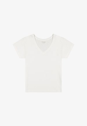 Maglietta bianca semplice a maniche corte con scollo a V, distesa piana, che mostra il lato anteriore e l'etichetta del marchio Wrangler all'interno del colletto.