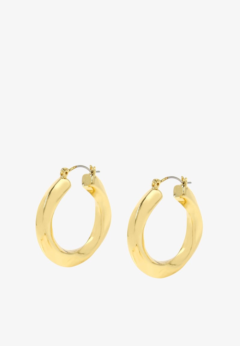 Paire de boucles d’oreilles créoles épaisses dorées brillantes avec bords arrondis et petits fermoirs à charnière sur fond blanc.
