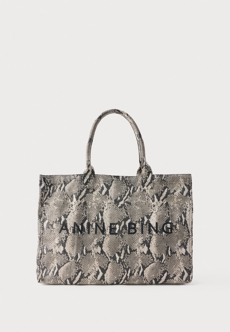 Tragetasche mit grauem und schwarzem Schlangenhautmuster und kurzen Griffen, vorne mit dem Markennamen "A.NINE.BING" in schwarzen Buchstaben.