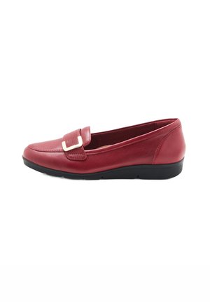 Rode leren loafers met een gestructureerde band en gouden gesp, ronde neus en een flexibele zwarte rubberen zool. Glad oppervlak, geen patronen.