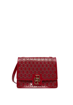 Rote Leder-Umhängetasche mit dreieckigem Ausschnittmuster und goldfarbenem, ineinandergreifendem BC-Logo auf der Frontklappe.