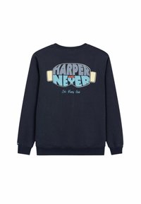 Sudadera azul marino con un diseño gráfico que incluye el texto "HARPER AND NEVER" y un diseño de gafas de esquí. Cuello redondo y puños de canalé.