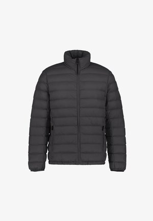 Zwarte gewatteerde pufferjack met hoge kraag, volle frontrits, elastische manchetten en ritssluitingen aan de zijkanten, weergegeven op een witte achtergrond.