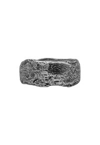 Anello in argento con superficie texturizzata, caratterizzato da pattern vari e una forma lievemente irregolare, che conferisce un aspetto artigianale.